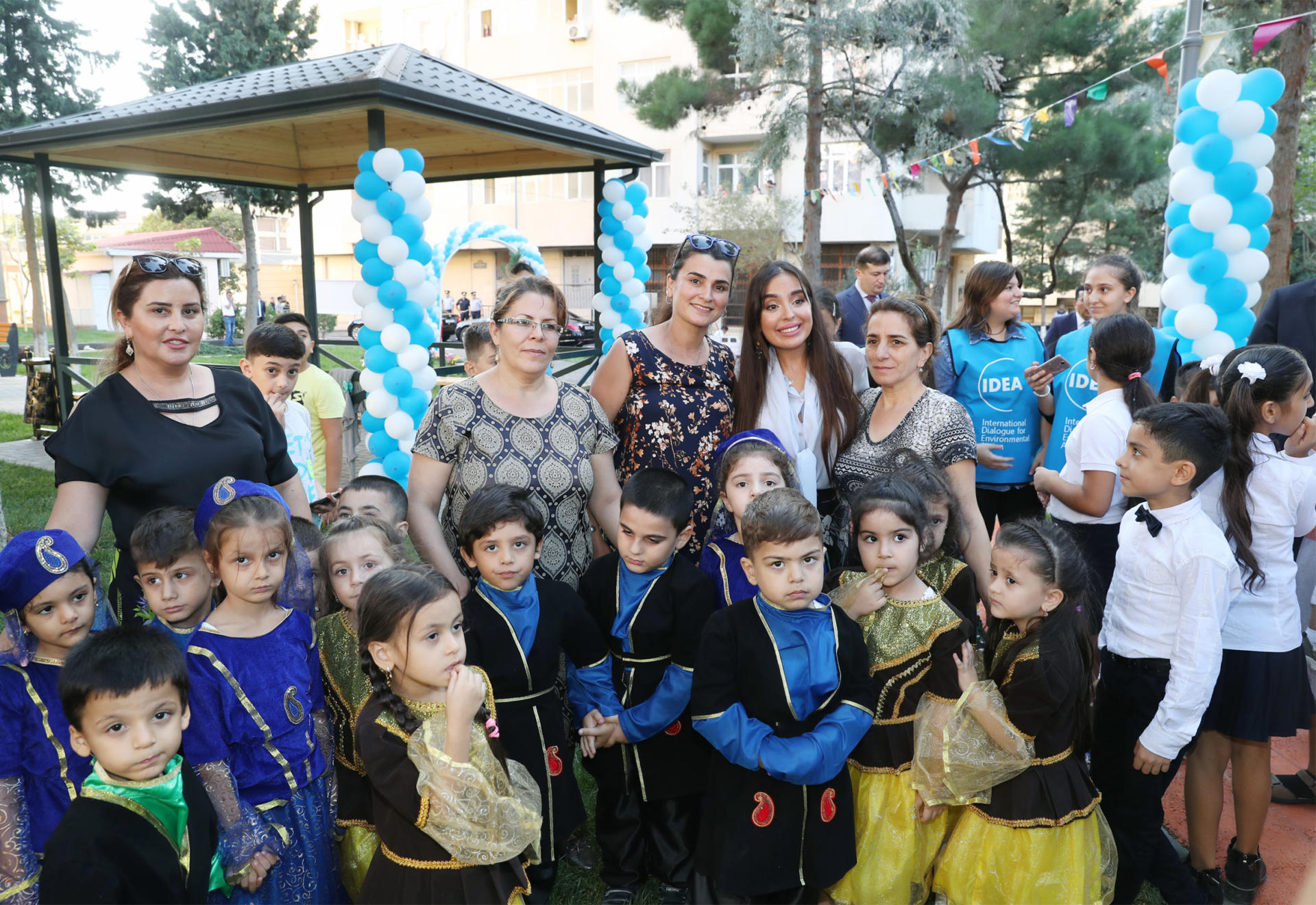 Heydər Əliyev Fondunun vitse-prezidenti Leyla Əliyeva "Bizim həyət" layihəsi çərçivəsində abadlaşdırılan növbəti həyətin açılışında iştirak edib  (FOTO)