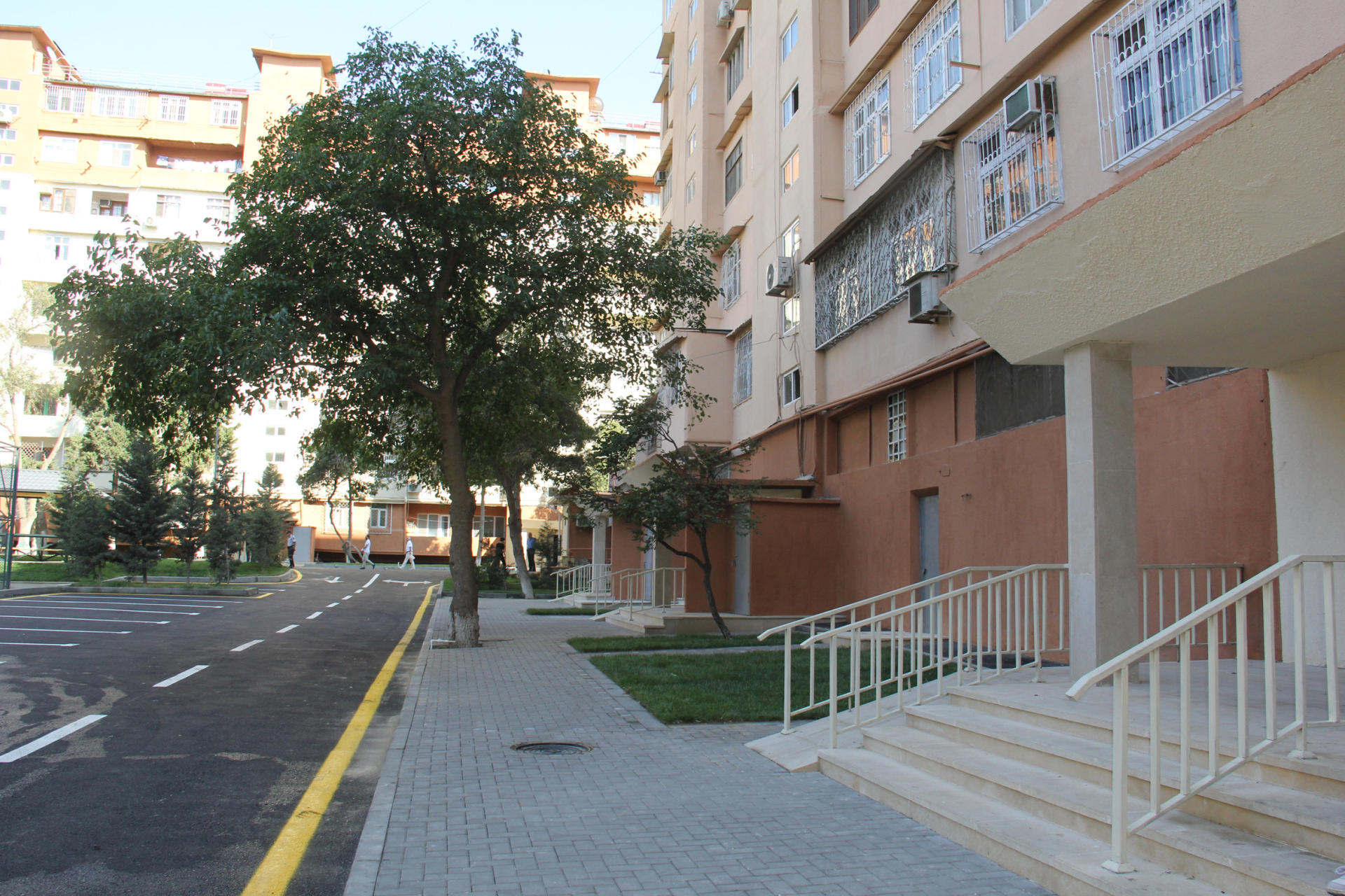 Heydər Əliyev Fondunun vitse-prezidenti Leyla Əliyeva "Bizim həyət" layihəsi çərçivəsində abadlaşdırılan növbəti həyətin açılışında iştirak edib  (FOTO)
