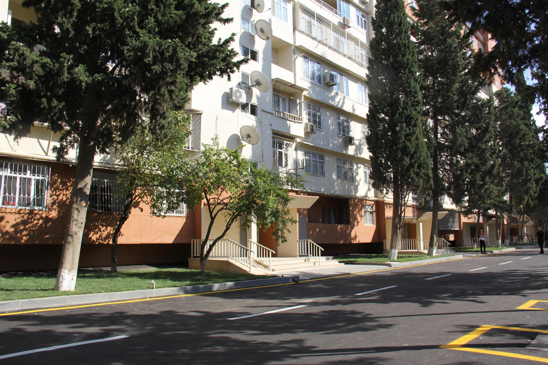 Heydər Əliyev Fondunun vitse-prezidenti Leyla Əliyeva "Bizim həyət" layihəsi çərçivəsində abadlaşdırılan növbəti həyətin açılışında iştirak edib  (FOTO)