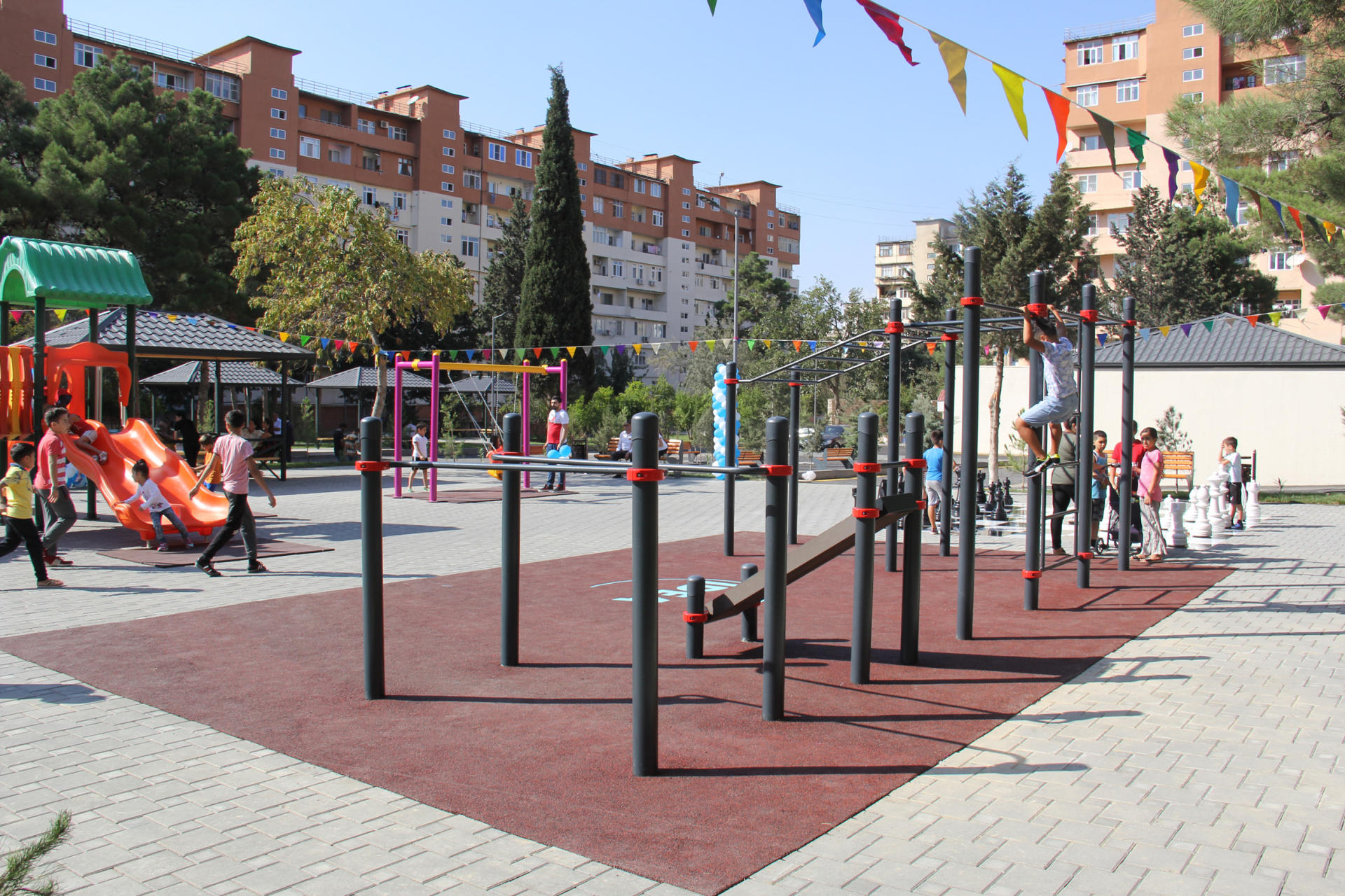 Heydər Əliyev Fondunun vitse-prezidenti Leyla Əliyeva "Bizim həyət" layihəsi çərçivəsində abadlaşdırılan növbəti həyətin açılışında iştirak edib  (FOTO)