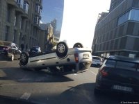 Bakının mərkəzində "Opel" aşdı, yolda sıxlıq yarandı