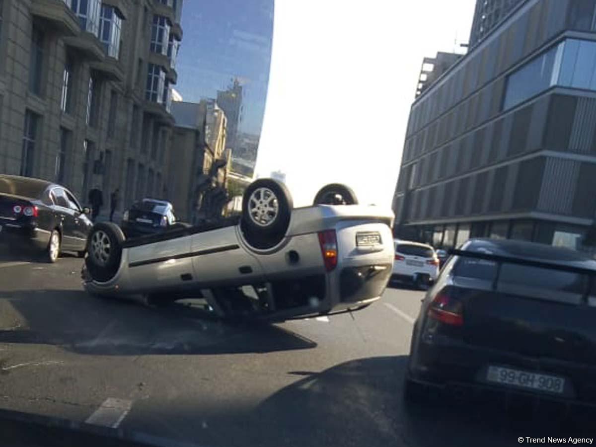 Bakının mərkəzində "Opel" aşdı, yolda sıxlıq yarandı