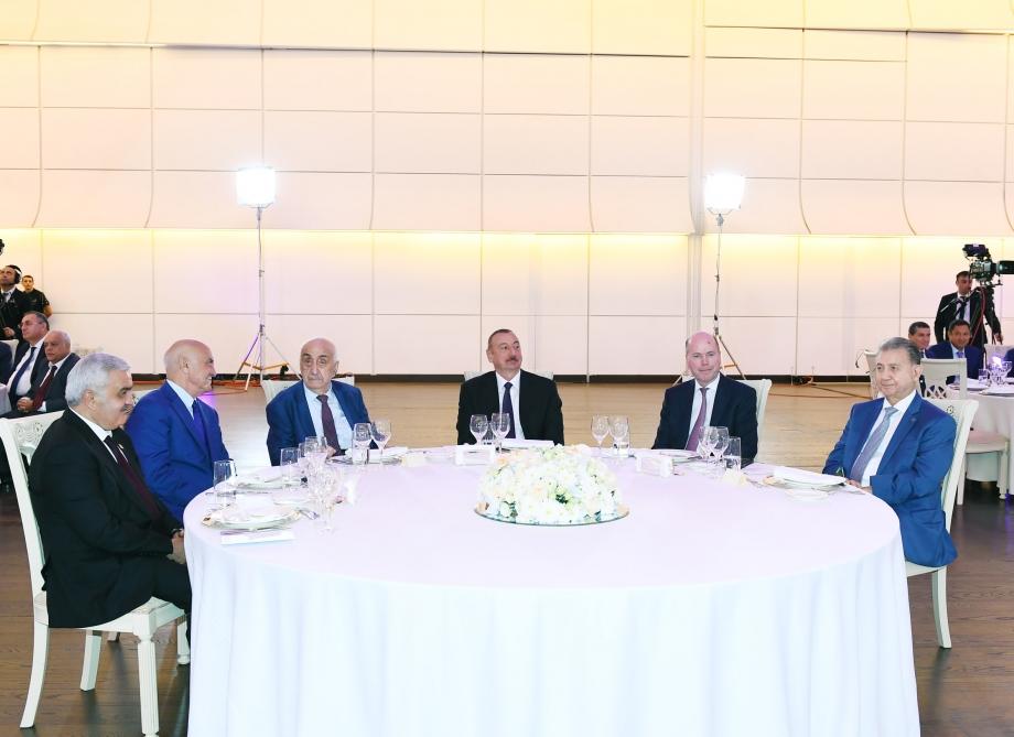 Prezident İlham Əliyev “Əsrin müqaviləsi”nin 25 illiyi və Neftçilər Günü münasibətilə keçirilən mərasimdə iştirak edib (YENİLƏNİB-6) (FOTO)