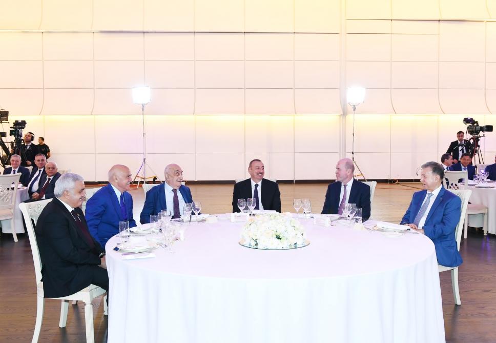 Prezident İlham Əliyev “Əsrin müqaviləsi”nin 25 illiyi və Neftçilər Günü münasibətilə keçirilən mərasimdə iştirak edib (YENİLƏNİB-6) (FOTO)
