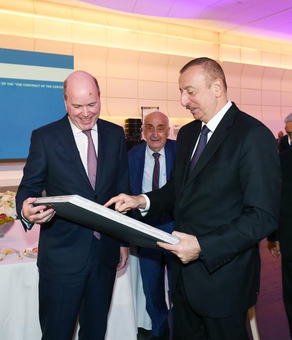 Prezident İlham Əliyev “Əsrin müqaviləsi”nin 25 illiyi və Neftçilər Günü münasibətilə keçirilən mərasimdə iştirak edib (YENİLƏNİB-6) (FOTO)