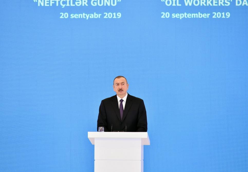Prezident İlham Əliyev “Əsrin müqaviləsi”nin 25 illiyi və Neftçilər Günü münasibətilə keçirilən mərasimdə iştirak edib (YENİLƏNİB-6) (FOTO)