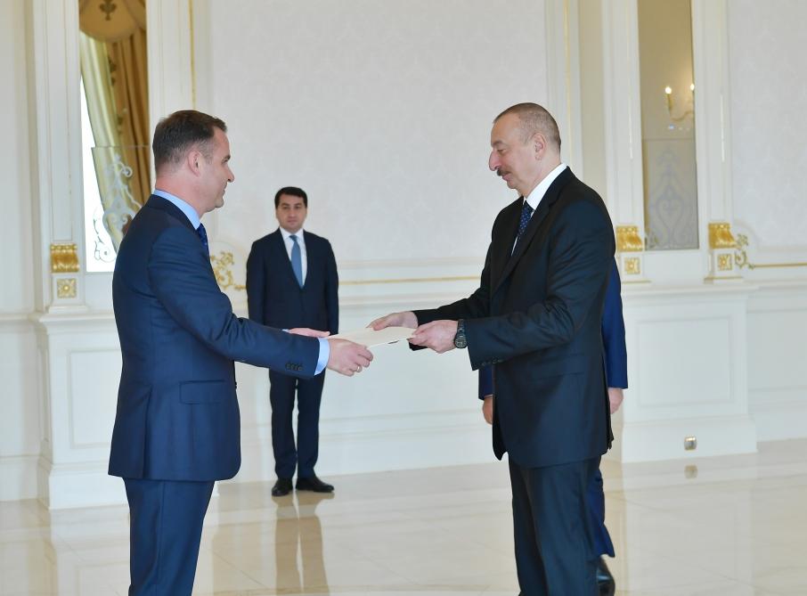 Prezident İlham Əliyev Litvanın Azərbaycanda yeni təyin olunmuş səfirinin etimadnaməsini qəbul edib (FOTO) (YENİLƏNİB)