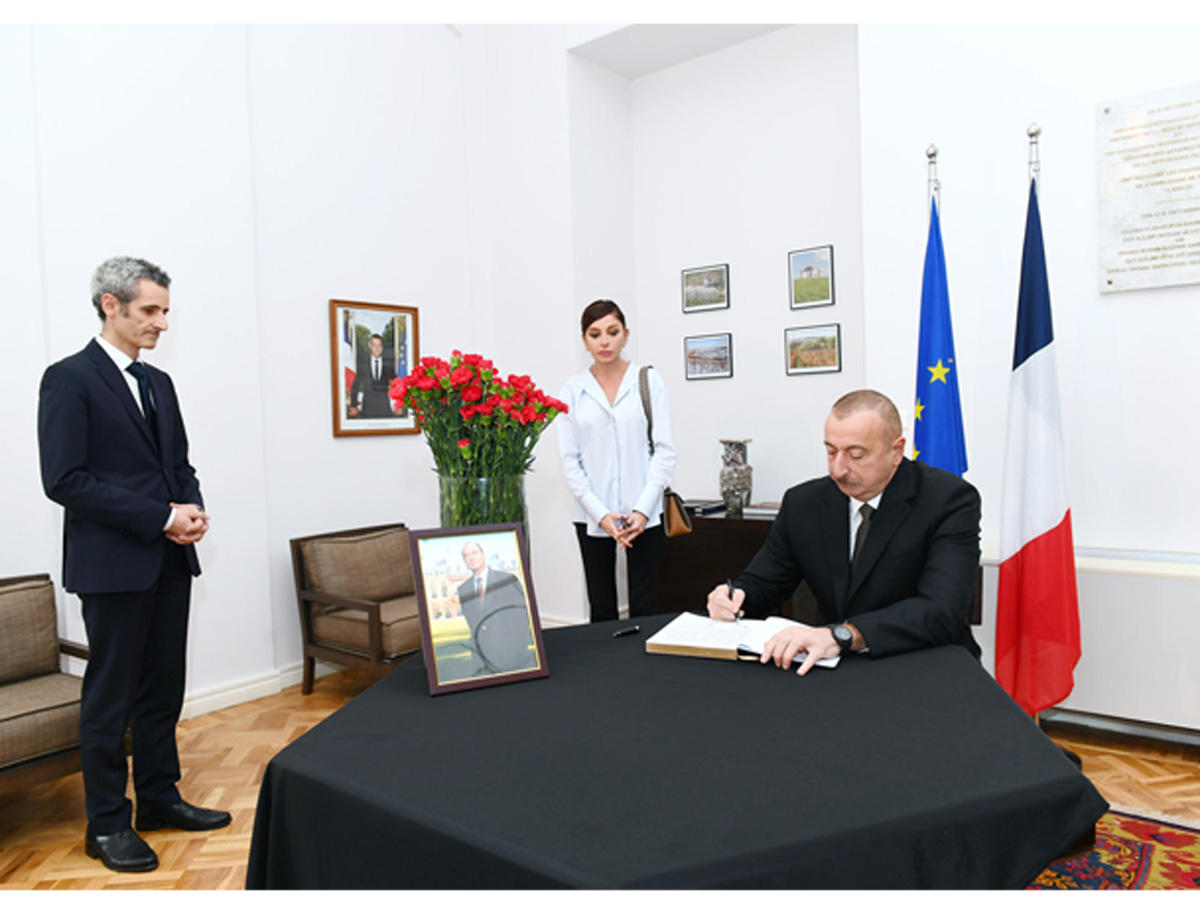 Prezident İlham Əliyev və birinci xanım Mehriban Əliyeva Fransanın ölkəmizdəki səfirliyində sabiq Prezident Jak Şirakın vəfatı ilə əlaqədar başsağlığı veriblər (YENİLƏNİB) (FOTO)