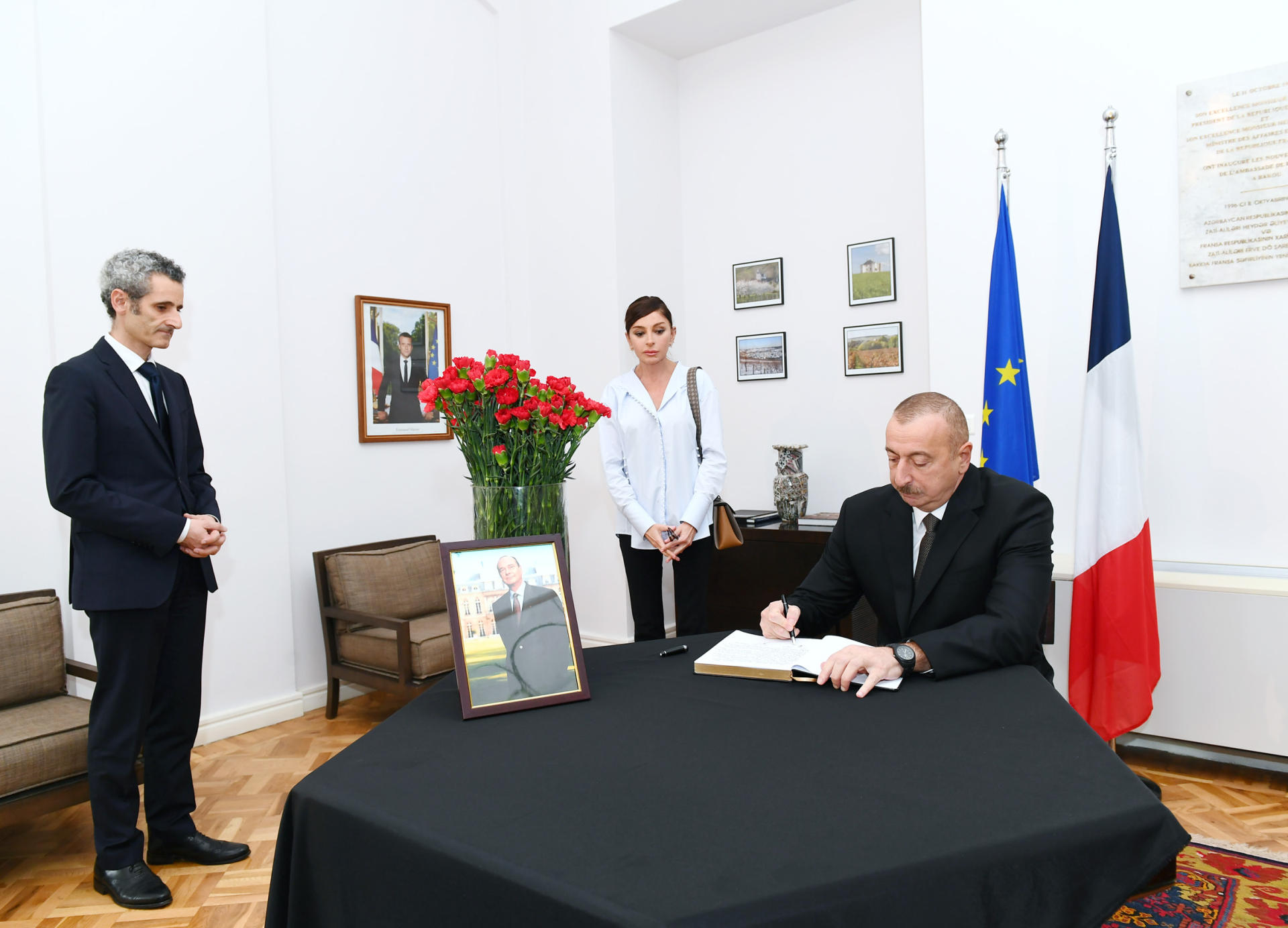 Prezident İlham Əliyev və birinci xanım Mehriban Əliyeva Fransanın ölkəmizdəki səfirliyində sabiq Prezident Jak Şirakın vəfatı ilə əlaqədar başsağlığı veriblər (YENİLƏNİB) (FOTO)