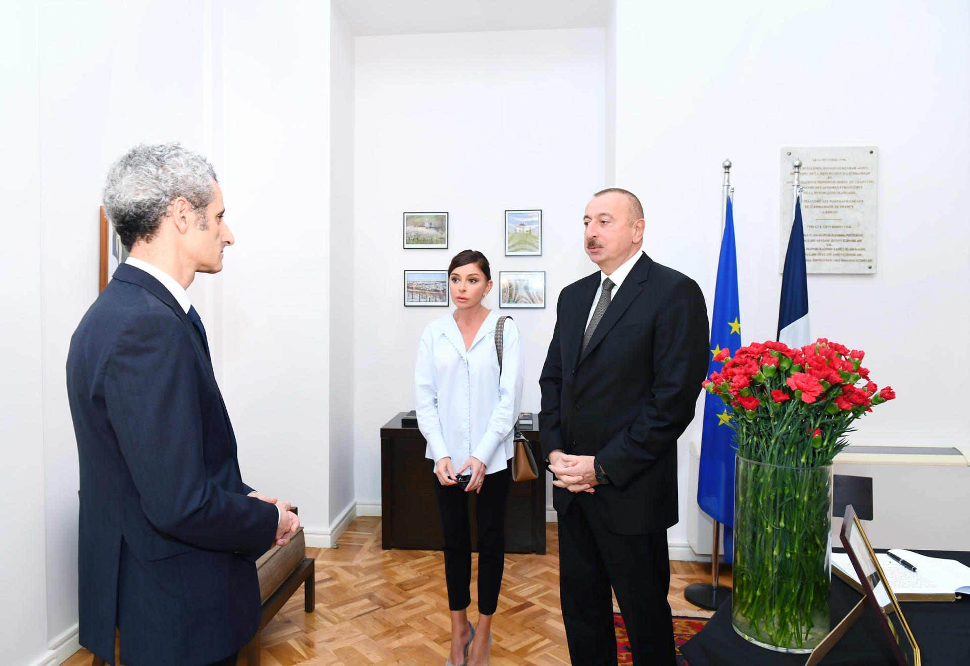 Prezident İlham Əliyev və birinci xanım Mehriban Əliyeva Fransanın ölkəmizdəki səfirliyində sabiq Prezident Jak Şirakın vəfatı ilə əlaqədar başsağlığı veriblər (YENİLƏNİB) (FOTO)