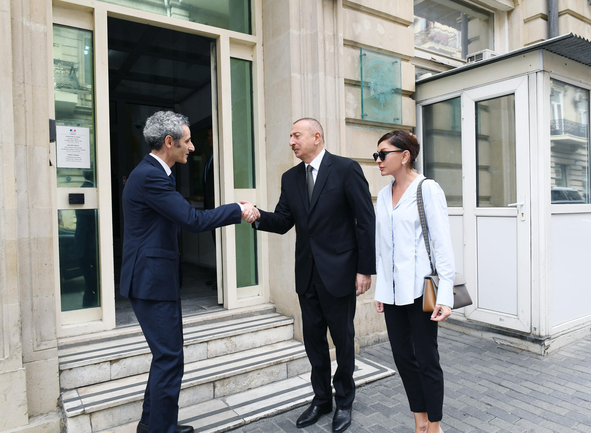 Prezident İlham Əliyev və birinci xanım Mehriban Əliyeva Fransanın ölkəmizdəki səfirliyində sabiq Prezident Jak Şirakın vəfatı ilə əlaqədar başsağlığı veriblər (YENİLƏNİB) (FOTO)