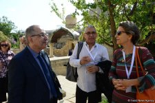 Nəsimi Festivalı Şirvanşahlar Sarayında “İrfani sirlər” adlı sərgi ilə öz işinə başlayıb (FOTO)