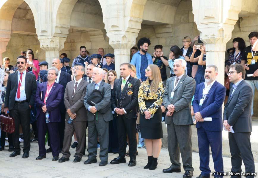 Nəsimi Festivalı Şirvanşahlar Sarayında “İrfani sirlər” adlı sərgi ilə öz işinə başlayıb (FOTO)