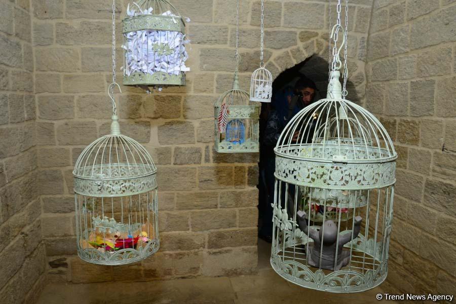 Nəsimi Festivalı Şirvanşahlar Sarayında “İrfani sirlər” adlı sərgi ilə öz işinə başlayıb (FOTO)