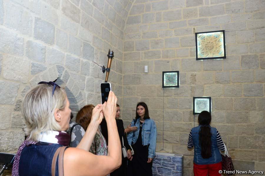 Nəsimi Festivalı Şirvanşahlar Sarayında “İrfani sirlər” adlı sərgi ilə öz işinə başlayıb (FOTO)