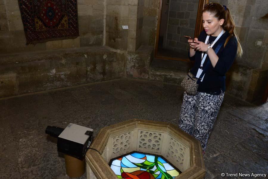 Nəsimi Festivalı Şirvanşahlar Sarayında “İrfani sirlər” adlı sərgi ilə öz işinə başlayıb (FOTO)