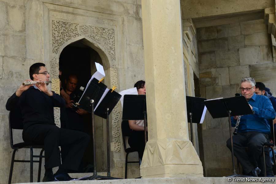 Nəsimi Festivalı Şirvanşahlar Sarayında “İrfani sirlər” adlı sərgi ilə öz işinə başlayıb (FOTO)