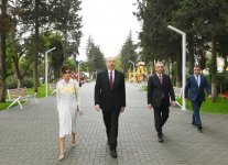 Prezident İlham Əliyev və birinci xanım Mehriban Əliyeva Bakının Atatürk prospektində yerləşən parkda əsaslı yenidənqurmadan sonra yaradılan şəraitlə tanış olublar (YENİLƏNİB) (FOTO)