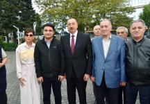 Prezident İlham Əliyev və birinci xanım Mehriban Əliyeva Bakının Atatürk prospektində yerləşən parkda əsaslı yenidənqurmadan sonra yaradılan şəraitlə tanış olublar (YENİLƏNİB) (FOTO)
