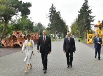Prezident İlham Əliyev və birinci xanım Mehriban Əliyeva Bakının Atatürk prospektində yerləşən parkda əsaslı yenidənqurmadan sonra yaradılan şəraitlə tanış olublar (YENİLƏNİB) (FOTO)