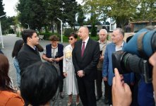 Prezident İlham Əliyev və birinci xanım Mehriban Əliyeva Bakının Atatürk prospektində yerləşən parkda əsaslı yenidənqurmadan sonra yaradılan şəraitlə tanış olublar (YENİLƏNİB) (FOTO)