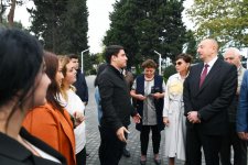 Prezident İlham Əliyev və birinci xanım Mehriban Əliyeva Bakının Atatürk prospektində yerləşən parkda əsaslı yenidənqurmadan sonra yaradılan şəraitlə tanış olublar (YENİLƏNİB) (FOTO)
