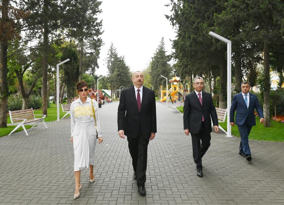Prezident İlham Əliyev və birinci xanım Mehriban Əliyeva Bakının Atatürk prospektində yerləşən parkda əsaslı yenidənqurmadan sonra yaradılan şəraitlə tanış olublar (YENİLƏNİB) (FOTO)