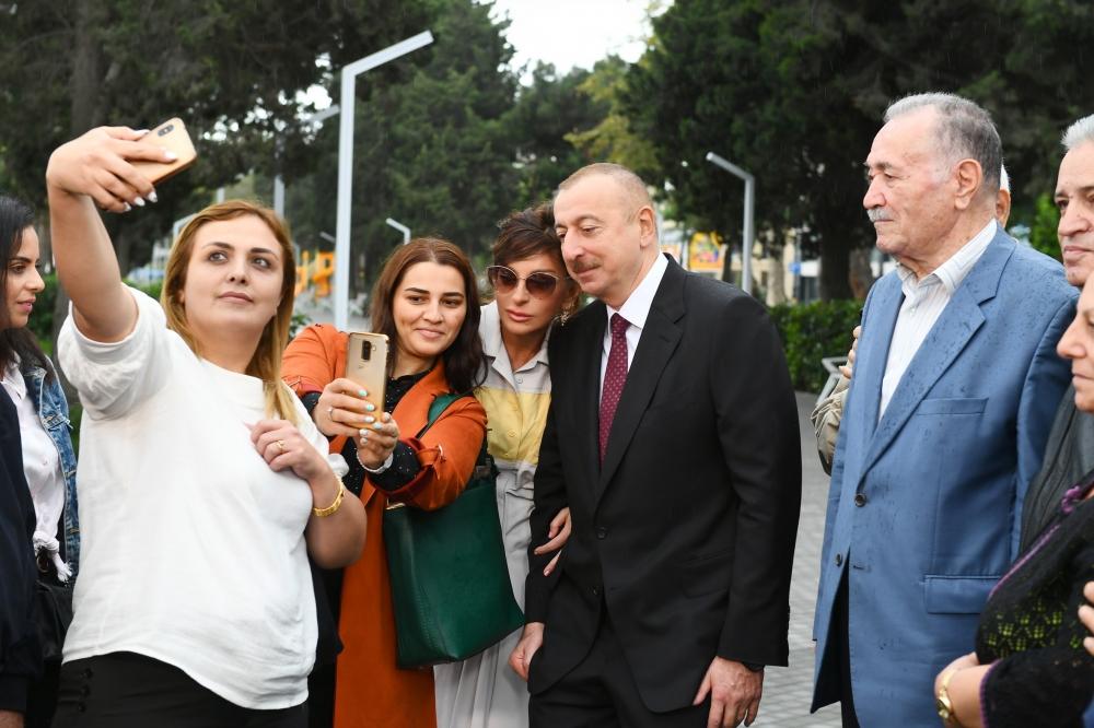 Prezident İlham Əliyev və birinci xanım Mehriban Əliyeva Bakının Atatürk prospektində yerləşən parkda əsaslı yenidənqurmadan sonra yaradılan şəraitlə tanış olublar (YENİLƏNİB) (FOTO)