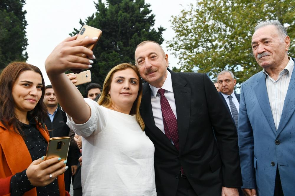 Prezident İlham Əliyev və birinci xanım Mehriban Əliyeva Bakının Atatürk prospektində yerləşən parkda əsaslı yenidənqurmadan sonra yaradılan şəraitlə tanış olublar (YENİLƏNİB) (FOTO)