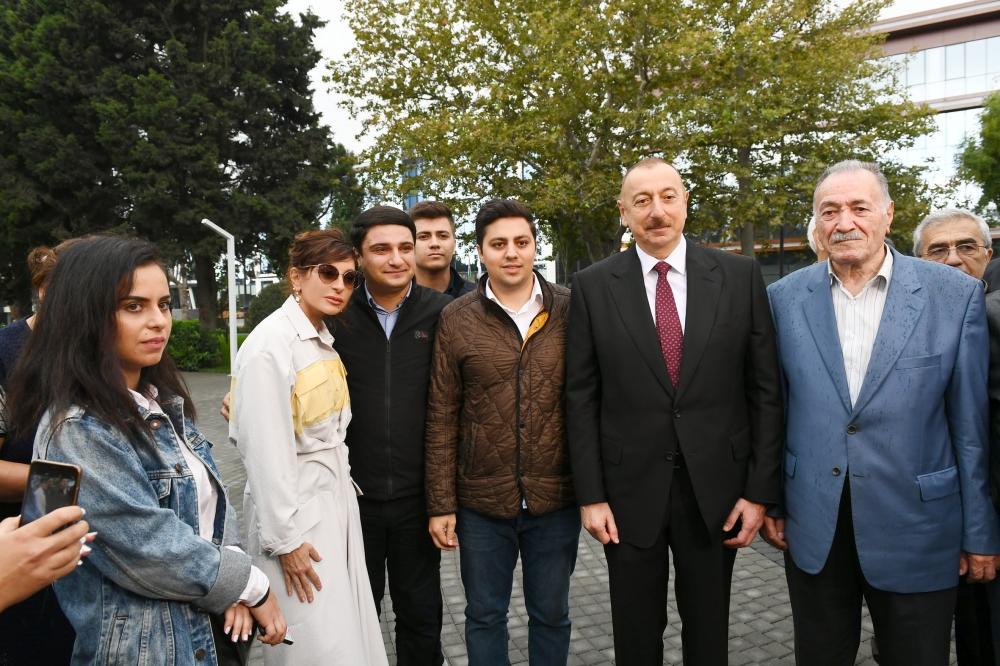 Prezident İlham Əliyev və birinci xanım Mehriban Əliyeva Bakının Atatürk prospektində yerləşən parkda əsaslı yenidənqurmadan sonra yaradılan şəraitlə tanış olublar (YENİLƏNİB) (FOTO)