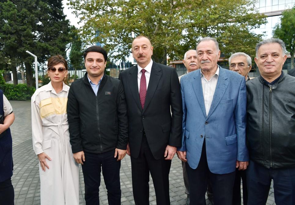 Prezident İlham Əliyev və birinci xanım Mehriban Əliyeva Bakının Atatürk prospektində yerləşən parkda əsaslı yenidənqurmadan sonra yaradılan şəraitlə tanış olublar (YENİLƏNİB) (FOTO)