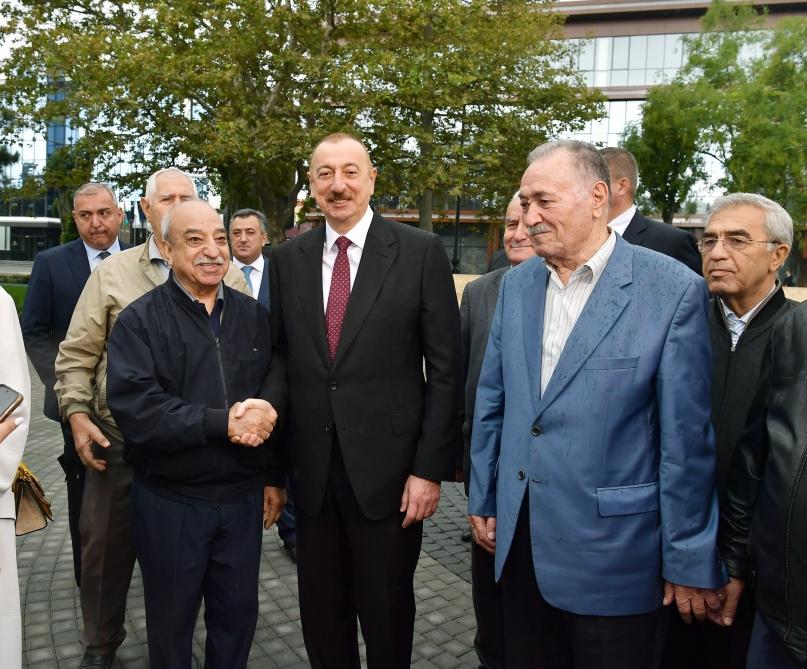 Prezident İlham Əliyev və birinci xanım Mehriban Əliyeva Bakının Atatürk prospektində yerləşən parkda əsaslı yenidənqurmadan sonra yaradılan şəraitlə tanış olublar (YENİLƏNİB) (FOTO)
