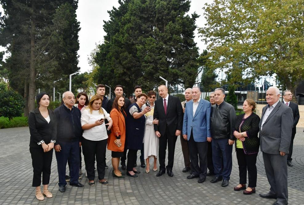 Prezident İlham Əliyev və birinci xanım Mehriban Əliyeva Bakının Atatürk prospektində yerləşən parkda əsaslı yenidənqurmadan sonra yaradılan şəraitlə tanış olublar (YENİLƏNİB) (FOTO)