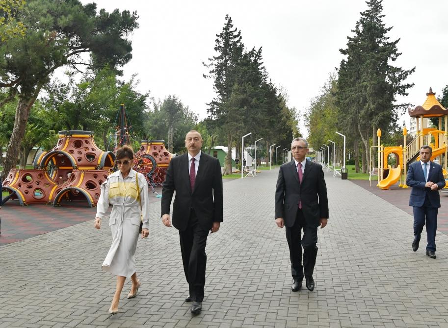 Prezident İlham Əliyev və birinci xanım Mehriban Əliyeva Bakının Atatürk prospektində yerləşən parkda əsaslı yenidənqurmadan sonra yaradılan şəraitlə tanış olublar (YENİLƏNİB) (FOTO)