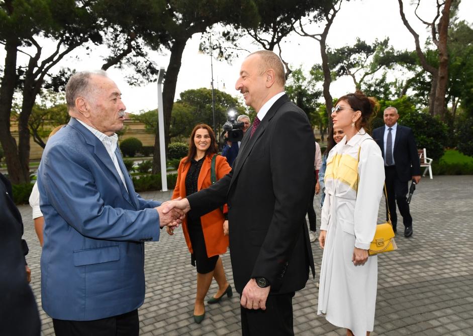 Prezident İlham Əliyev və birinci xanım Mehriban Əliyeva Bakının Atatürk prospektində yerləşən parkda əsaslı yenidənqurmadan sonra yaradılan şəraitlə tanış olublar (YENİLƏNİB) (FOTO)