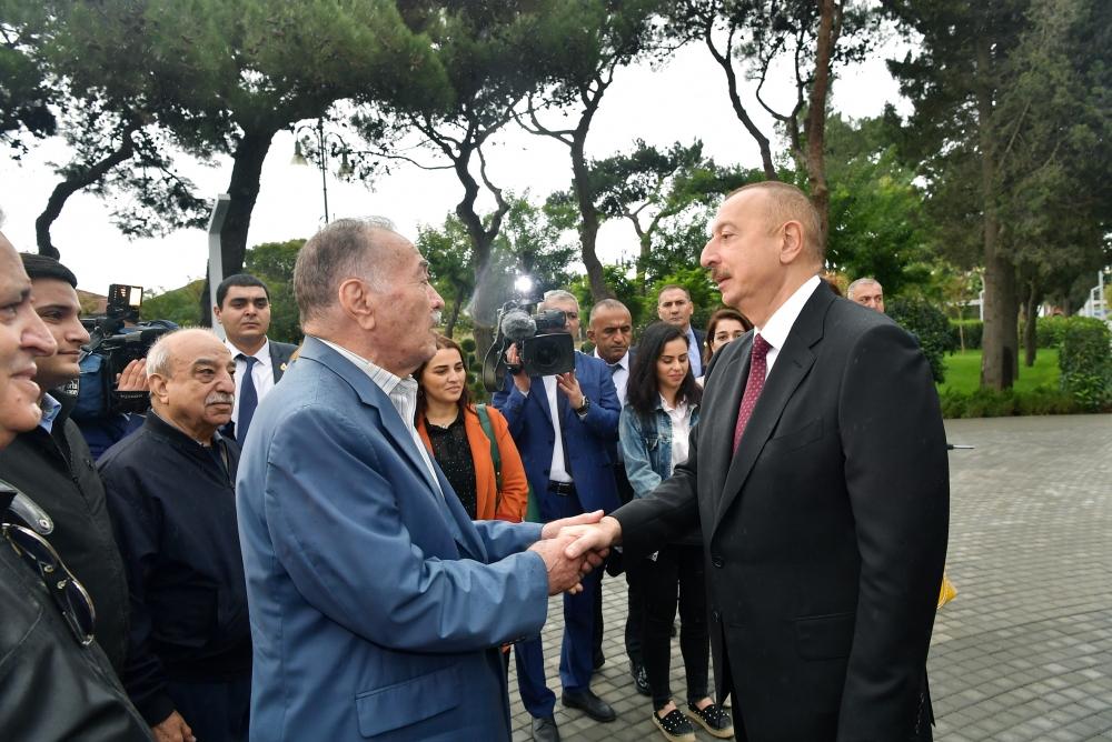Prezident İlham Əliyev və birinci xanım Mehriban Əliyeva Bakının Atatürk prospektində yerləşən parkda əsaslı yenidənqurmadan sonra yaradılan şəraitlə tanış olublar (YENİLƏNİB) (FOTO)