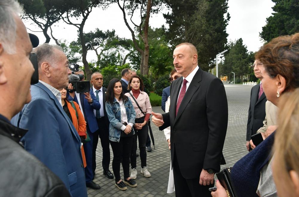 Prezident İlham Əliyev və birinci xanım Mehriban Əliyeva Bakının Atatürk prospektində yerləşən parkda əsaslı yenidənqurmadan sonra yaradılan şəraitlə tanış olublar (YENİLƏNİB) (FOTO)