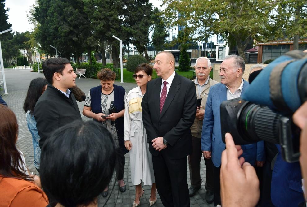 Prezident İlham Əliyev və birinci xanım Mehriban Əliyeva Bakının Atatürk prospektində yerləşən parkda əsaslı yenidənqurmadan sonra yaradılan şəraitlə tanış olublar (YENİLƏNİB) (FOTO)