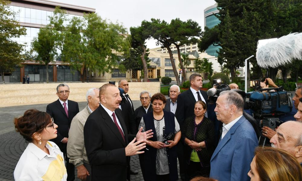 Prezident İlham Əliyev və birinci xanım Mehriban Əliyeva Bakının Atatürk prospektində yerləşən parkda əsaslı yenidənqurmadan sonra yaradılan şəraitlə tanış olublar (YENİLƏNİB) (FOTO)