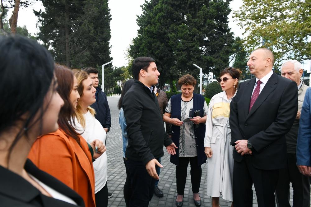 Prezident İlham Əliyev və birinci xanım Mehriban Əliyeva Bakının Atatürk prospektində yerləşən parkda əsaslı yenidənqurmadan sonra yaradılan şəraitlə tanış olublar (YENİLƏNİB) (FOTO)