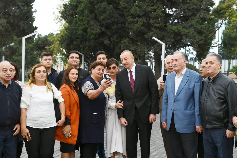 Prezident İlham Əliyev və birinci xanım Mehriban Əliyeva Bakının Atatürk prospektində yerləşən parkda əsaslı yenidənqurmadan sonra yaradılan şəraitlə tanış olublar (YENİLƏNİB) (FOTO)