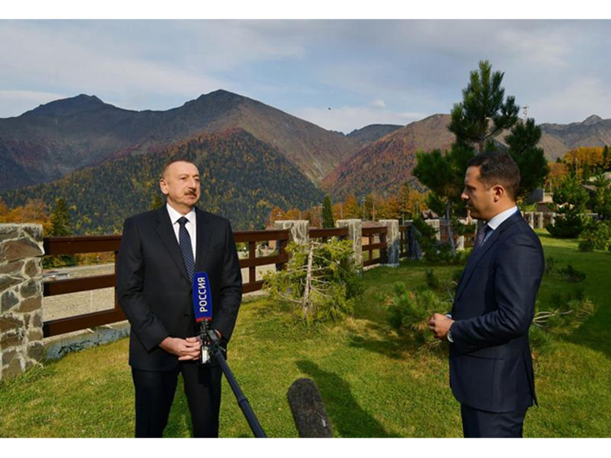 Prezident İlham Əliyev Soçidə “Rossiya” və “Birinci” televiziya kanallarının müxbirlərinin suallarını cavablandırıb (FOTO)