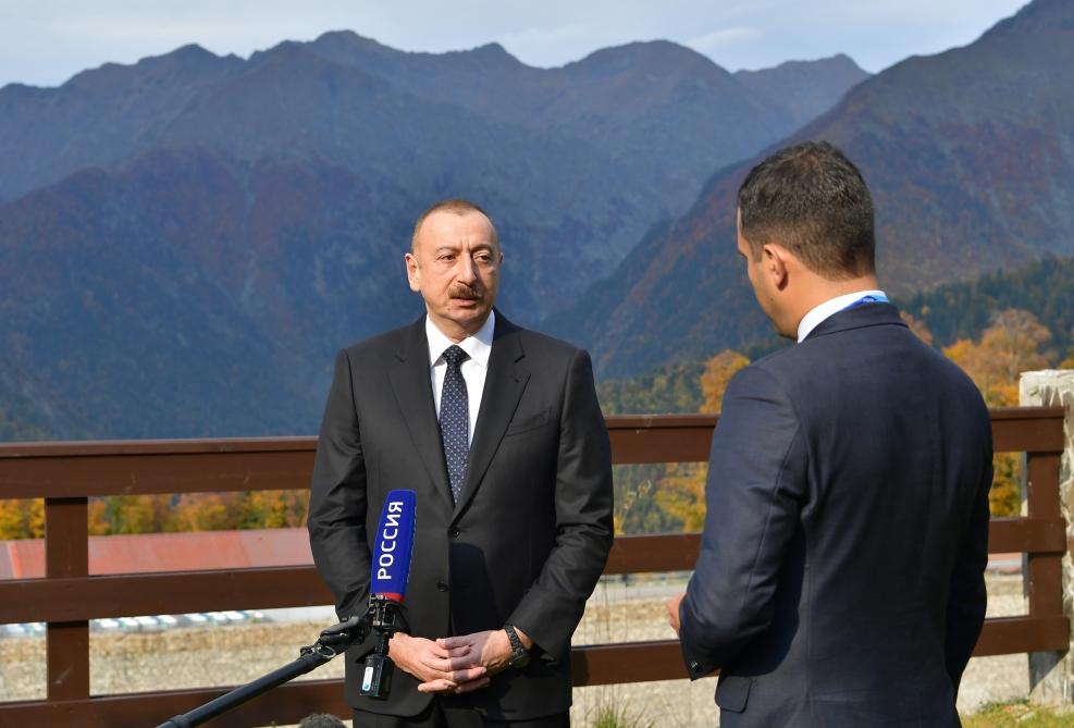 Prezident İlham Əliyev Soçidə “Rossiya” və “Birinci” televiziya kanallarının müxbirlərinin suallarını cavablandırıb (FOTO)