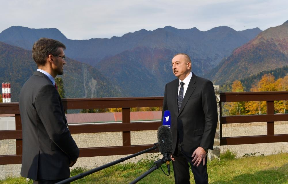 Prezident İlham Əliyev Soçidə “Rossiya” və “Birinci” televiziya kanallarının müxbirlərinin suallarını cavablandırıb (FOTO)