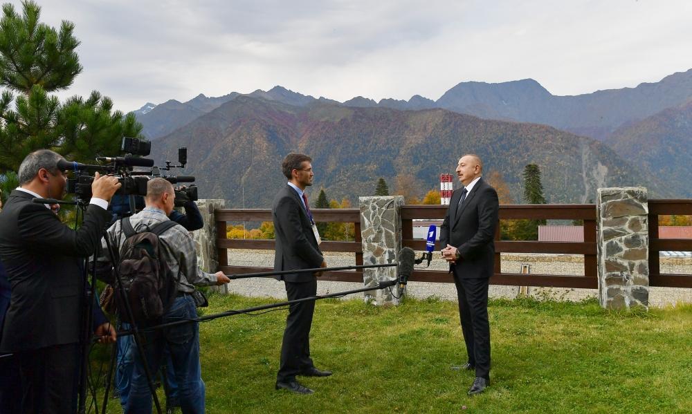 Prezident İlham Əliyev Soçidə “Rossiya” və “Birinci” televiziya kanallarının müxbirlərinin suallarını cavablandırıb (FOTO)