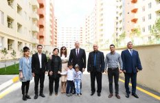 Prezident İlham Əliyev və birinci xanım Mehriban Əliyeva məcburi köçkünlər üçün salınmış “Qobu Park-2” yaşayış kompleksinin açılışında iştirak ediblər (FOTO) (YENİLƏNİB-2)