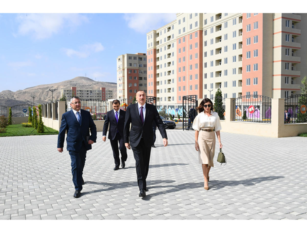 Prezident İlham Əliyev və birinci xanım Mehriban Əliyeva məcburi köçkünlər üçün salınmış “Qobu Park-2” yaşayış kompleksinin açılışında iştirak ediblər (FOTO) (YENİLƏNİB-2)