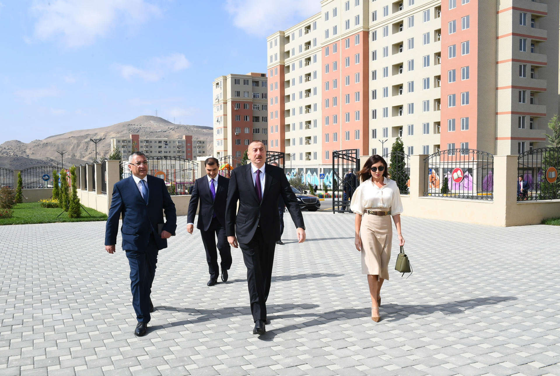 Prezident İlham Əliyev və birinci xanım Mehriban Əliyeva məcburi köçkünlər üçün salınmış “Qobu Park-2” yaşayış kompleksinin açılışında iştirak ediblər (FOTO) (YENİLƏNİB-2)