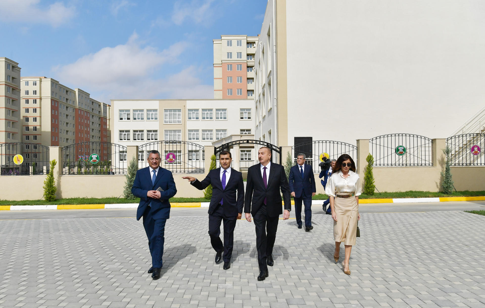Prezident İlham Əliyev və birinci xanım Mehriban Əliyeva məcburi köçkünlər üçün salınmış “Qobu Park-2” yaşayış kompleksinin açılışında iştirak ediblər (FOTO) (YENİLƏNİB-2)