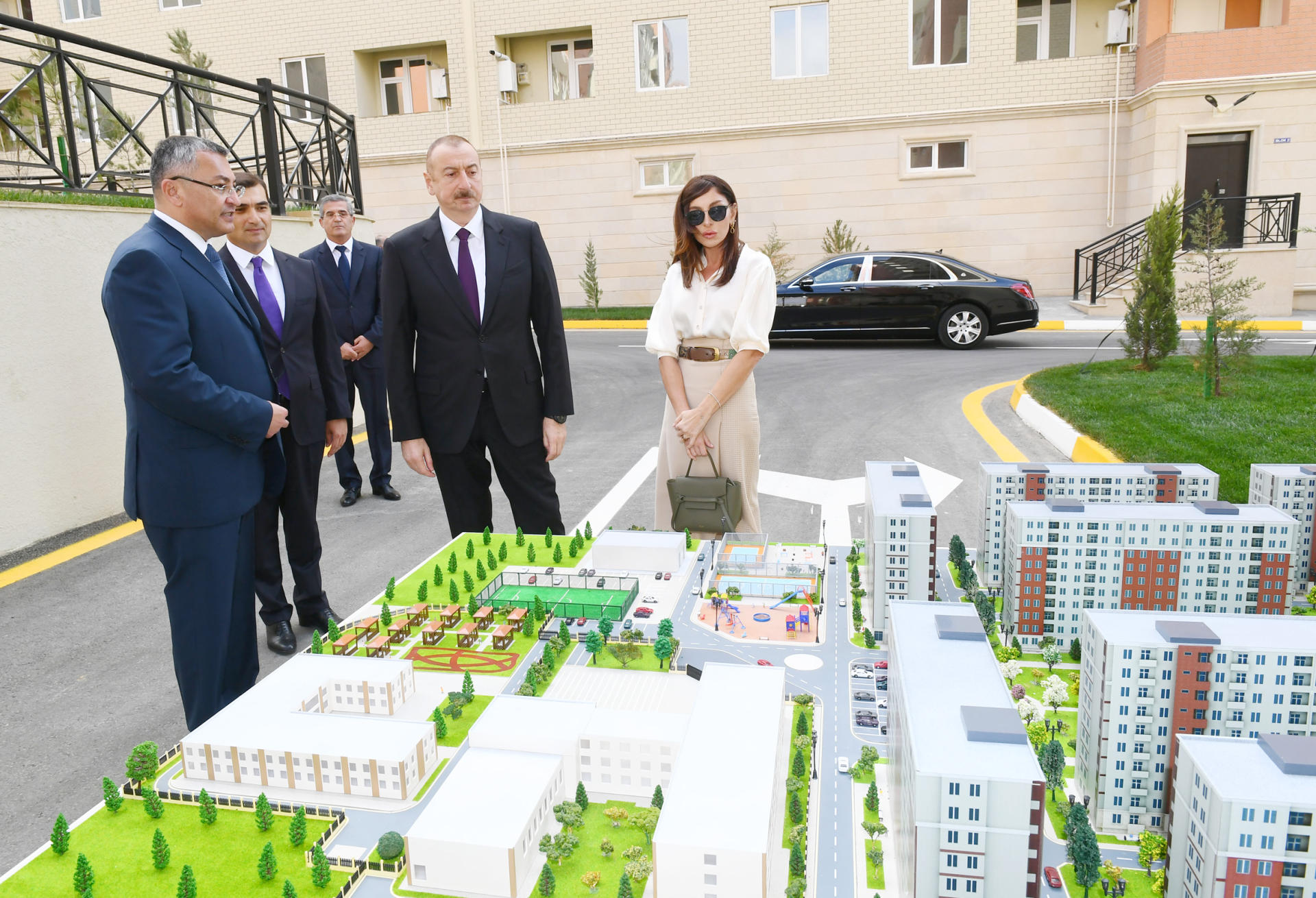 Prezident İlham Əliyev və birinci xanım Mehriban Əliyeva məcburi köçkünlər üçün salınmış “Qobu Park-2” yaşayış kompleksinin açılışında iştirak ediblər (FOTO) (YENİLƏNİB-2)